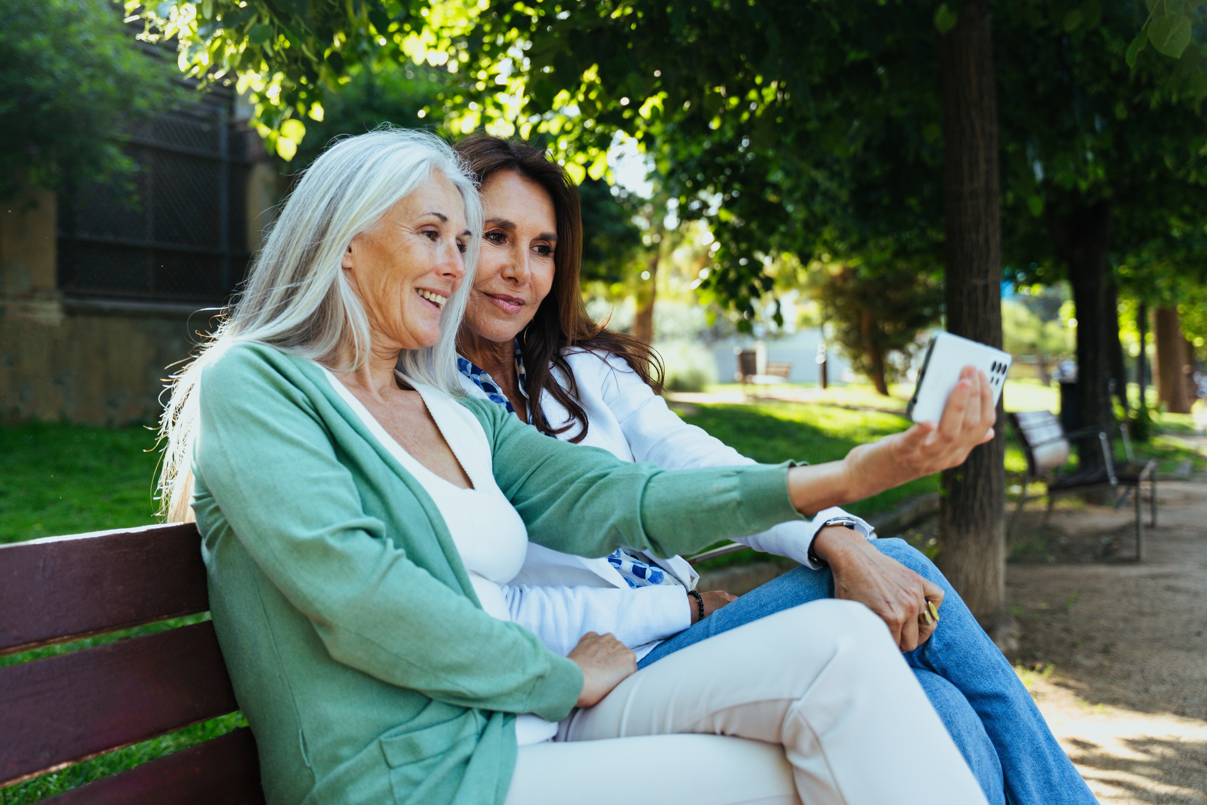 Lindas mulheres idosas se encontrando ao ar livre na cidade
